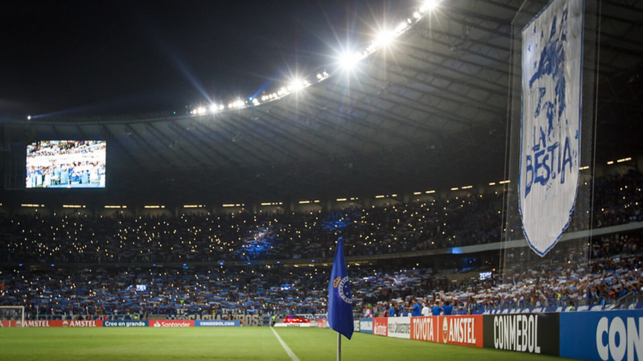 Torcida atira granada em campo no Irã