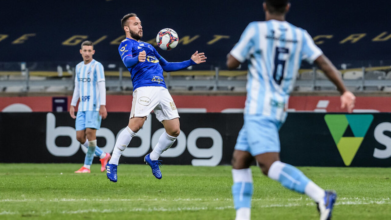 Em jogo de baixo nível técnico, Cruzeiro vence e afunda o Vasco