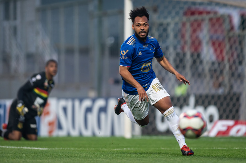 Dois Jogadores De Futebol Correndo E Dando Pontapés. Jogadores De