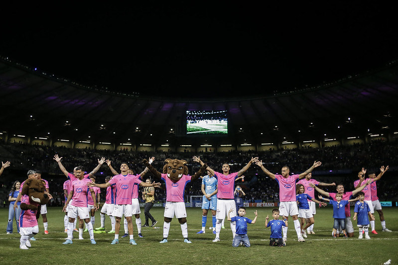 Mulheres podem jogar futebol tão bem quanto os homens, diz estudo - Uai  Saúde