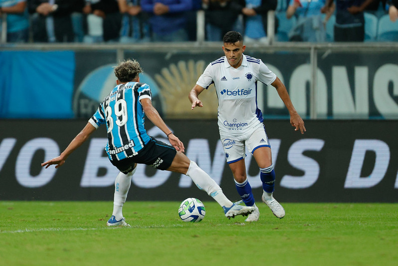 Chute poderoso de um jogador de futebol com bola de fogo