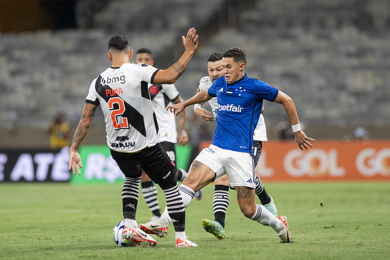 Técnico do Corinthians comenta troca de posição entre Wesley e